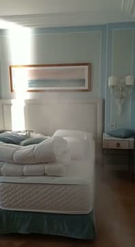 Camera da letto con materasso e lenzuola